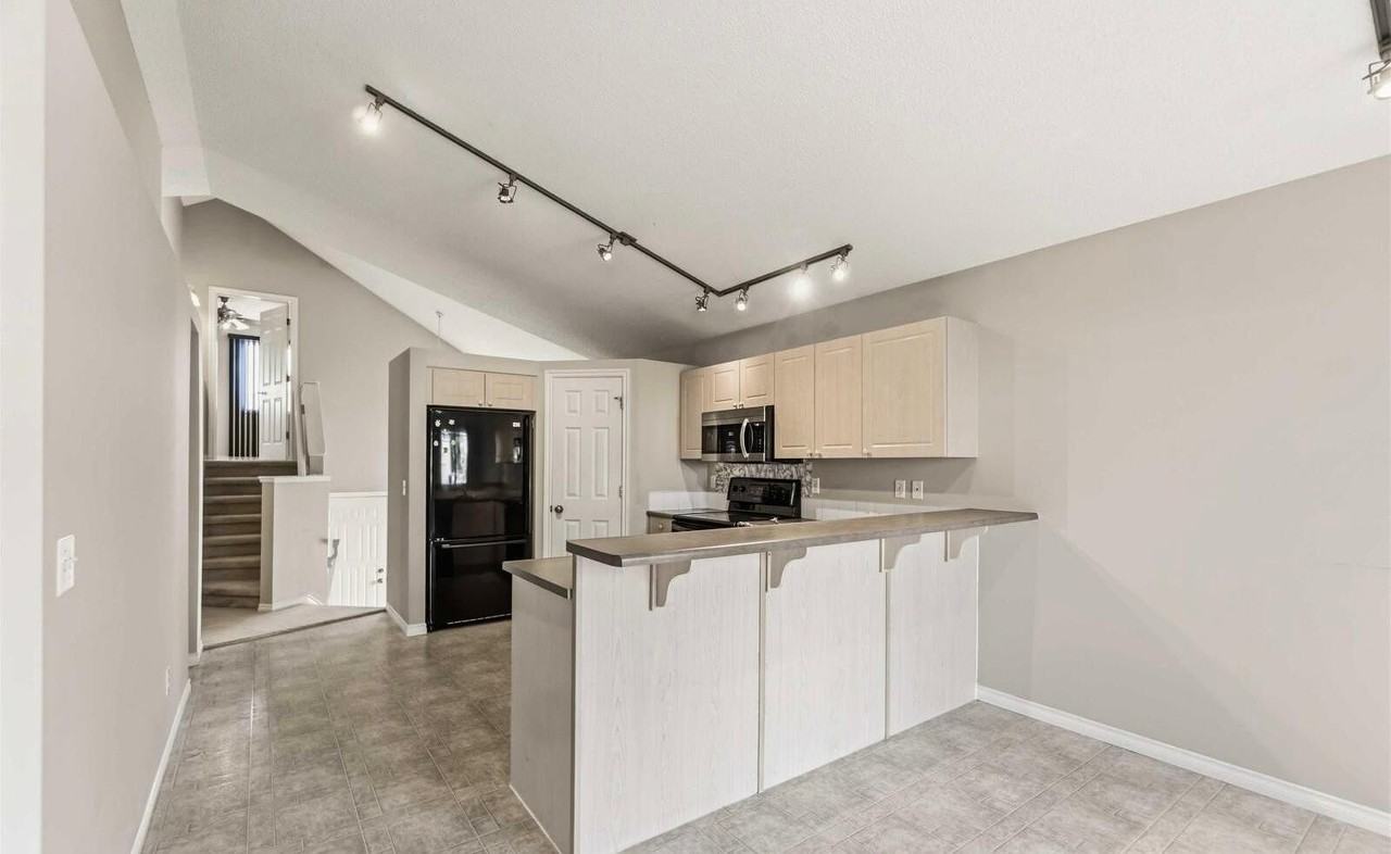 2012 35a Ave Nw - Photo 4 of 33