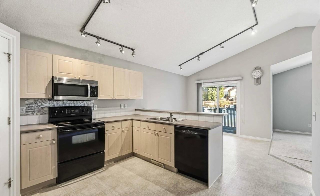 2012 35a Ave Nw - Photo 5 of 33