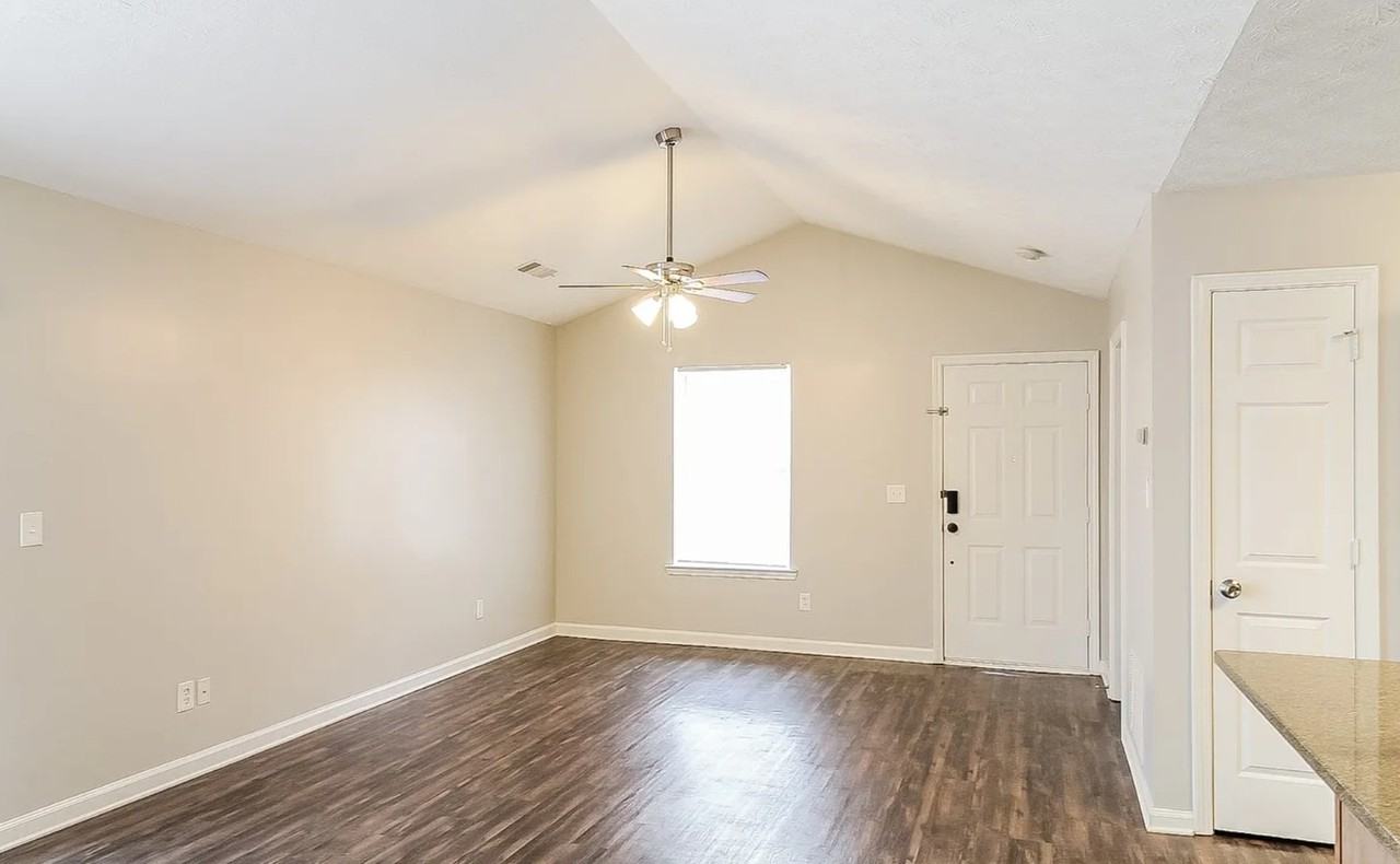 406 Autumn Lake Ct #NA - Photo 2 of 14
