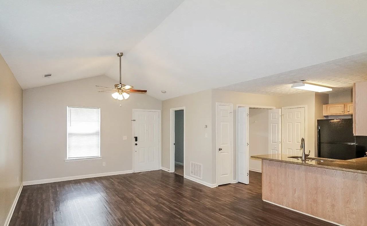 406 Autumn Lake Ct #NA - Photo 3 of 14