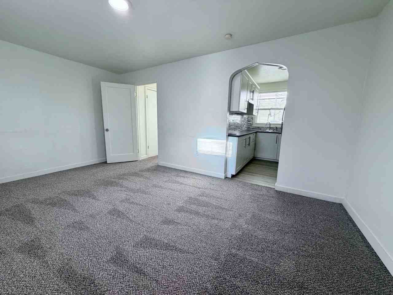 725 25th St - Photo 3 of 19
