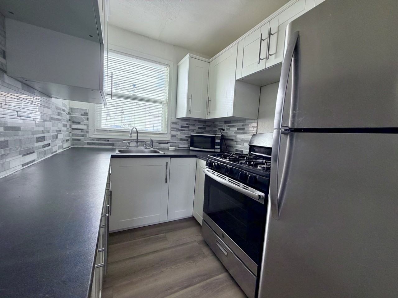 725 25th St - Photo 4 of 19
