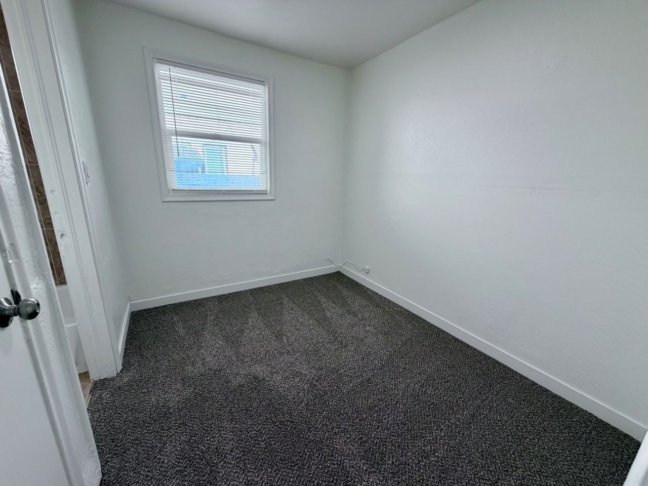 725 25th St - Photo 5 of 19
