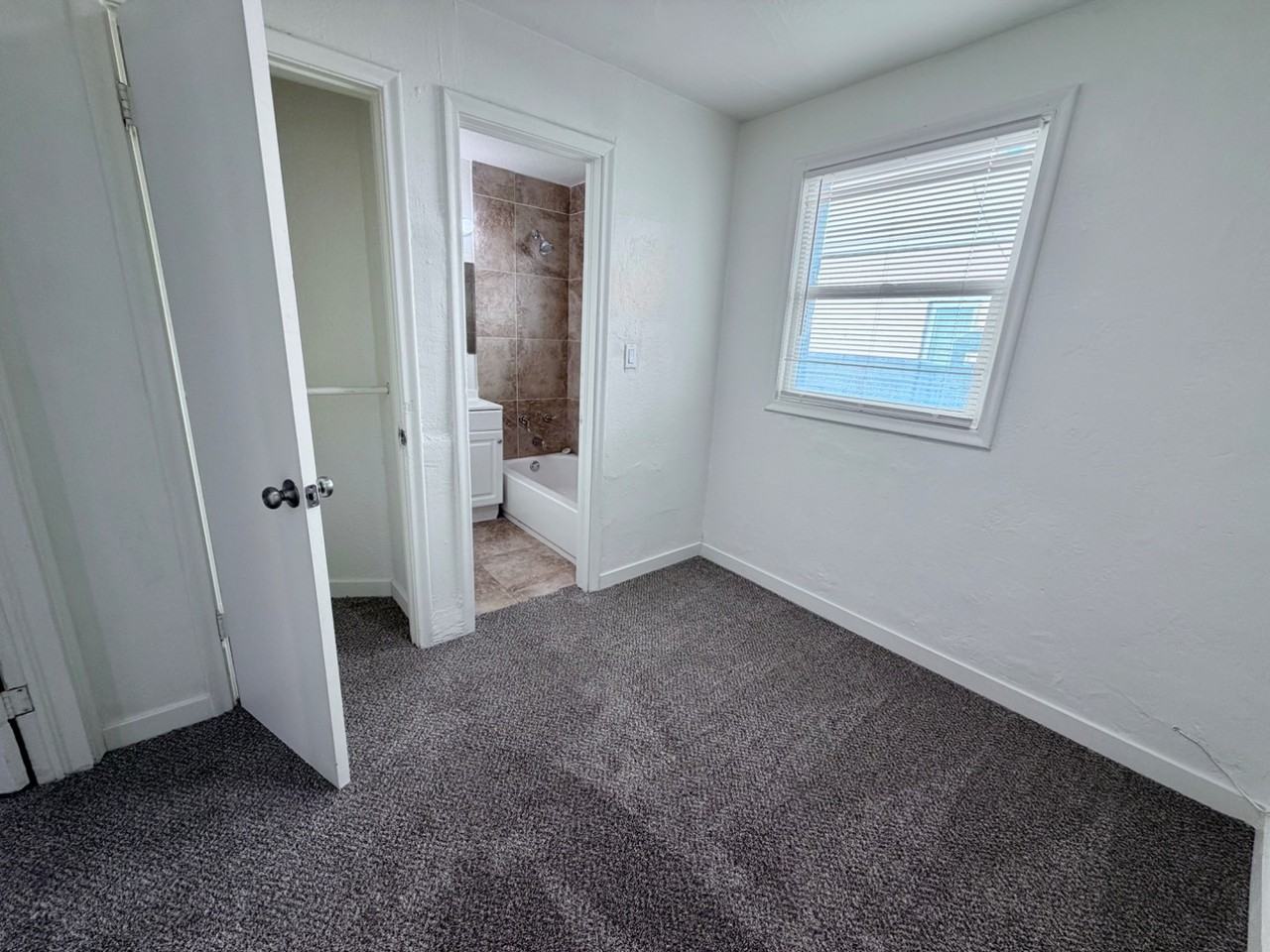 725 25th St - Photo 6 of 19