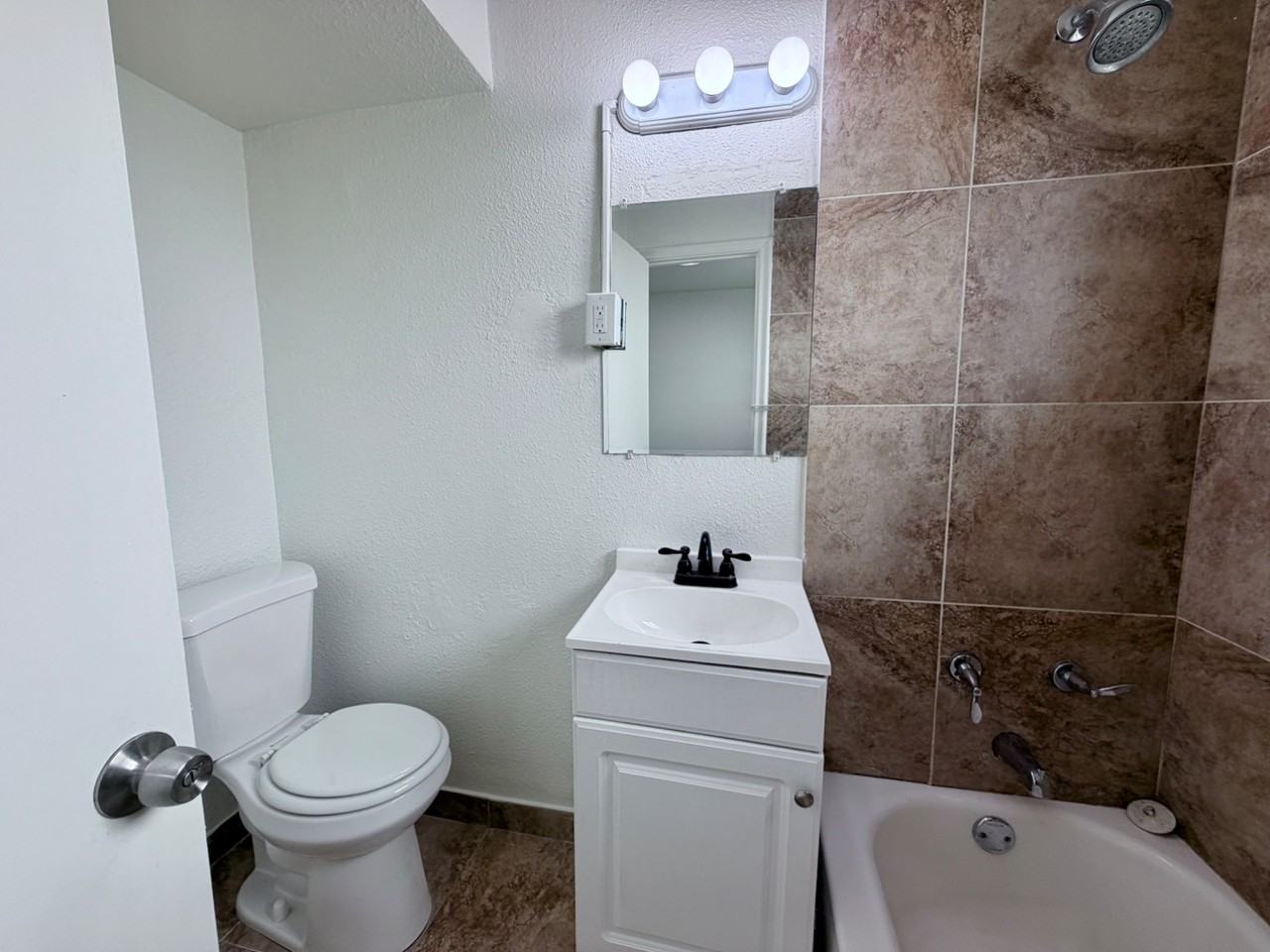 725 25th St - Photo 7 of 19
