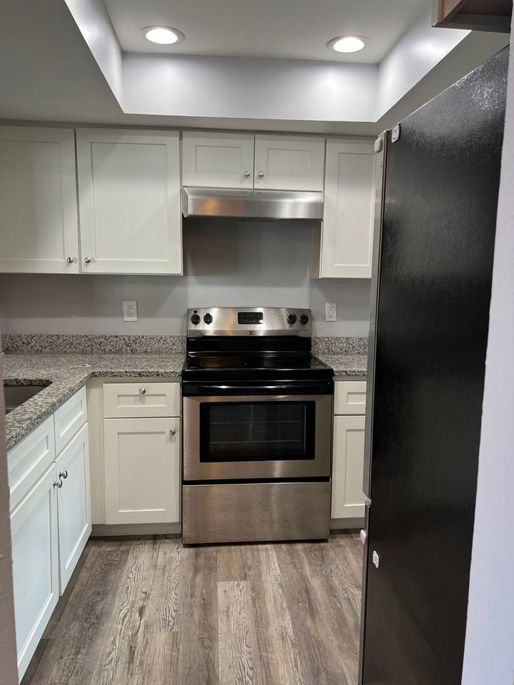 4042 Audubon Dr - Photo 3 of 39
