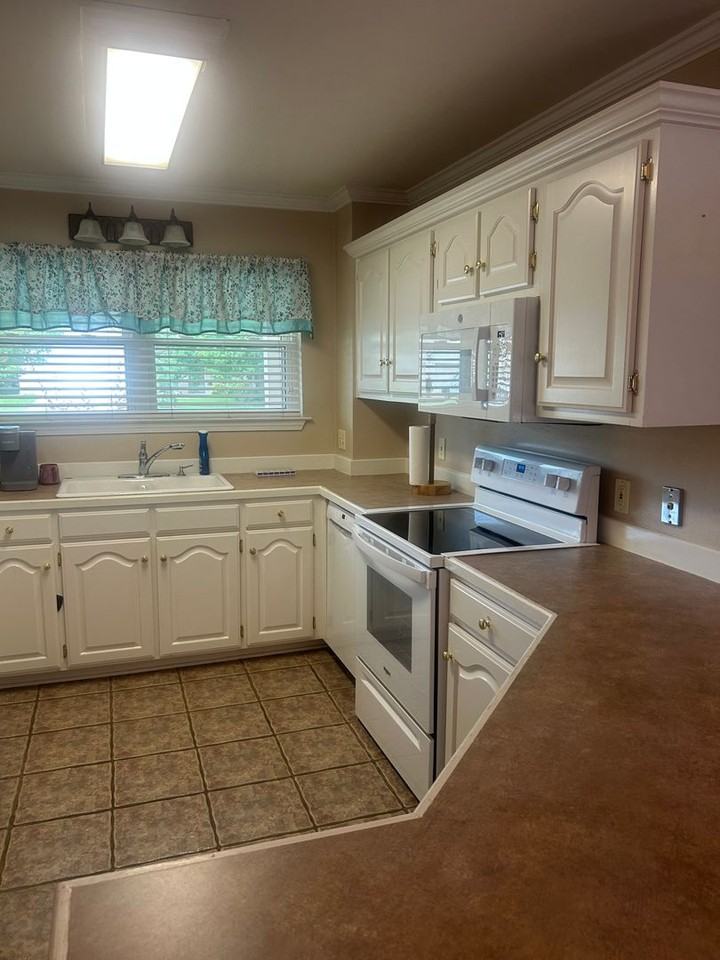 1611 Roes Rdg - Photo 6 of 12