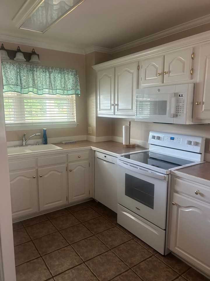 1611 Roes Rdg - Photo 7 of 12