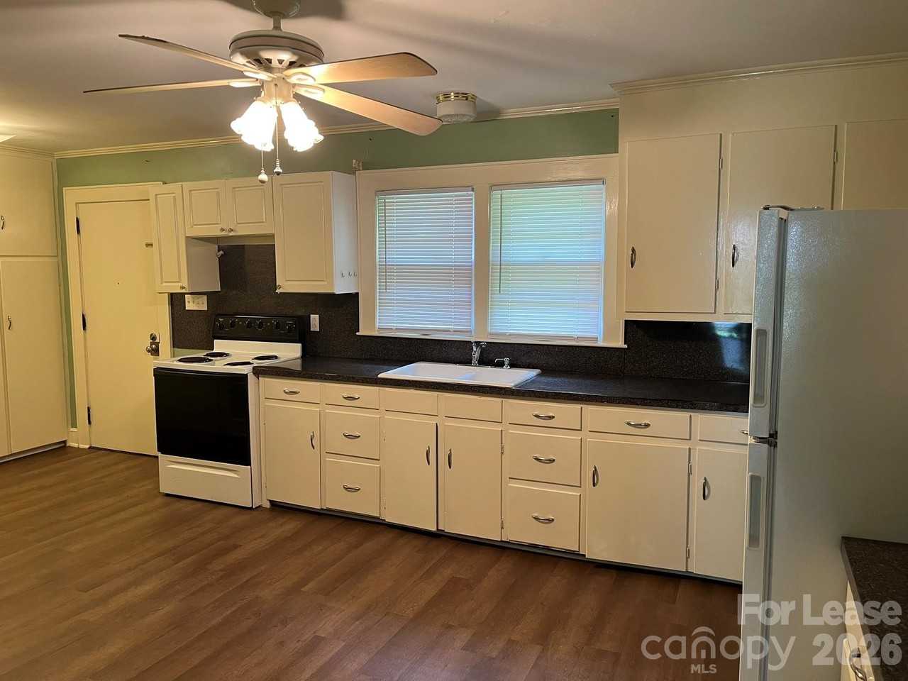 1049 E Main St - Photo 5 of 9