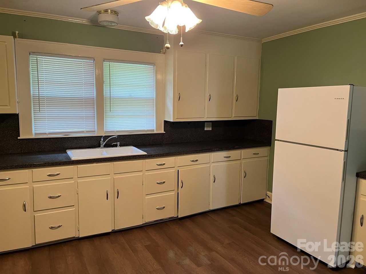 1049 E Main St - Photo 6 of 9