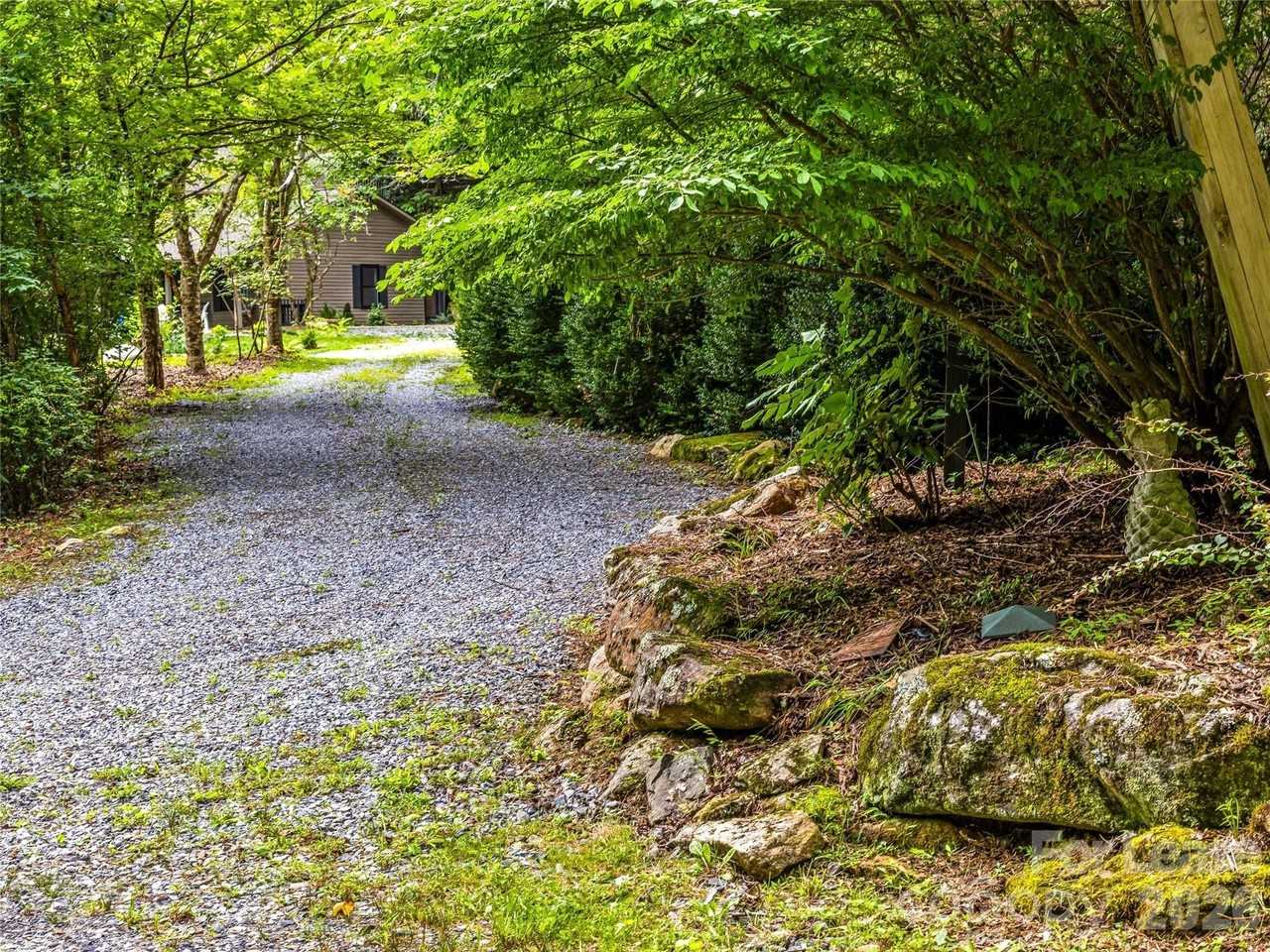 81 Summer Trees Ln - Photo 6 of 42