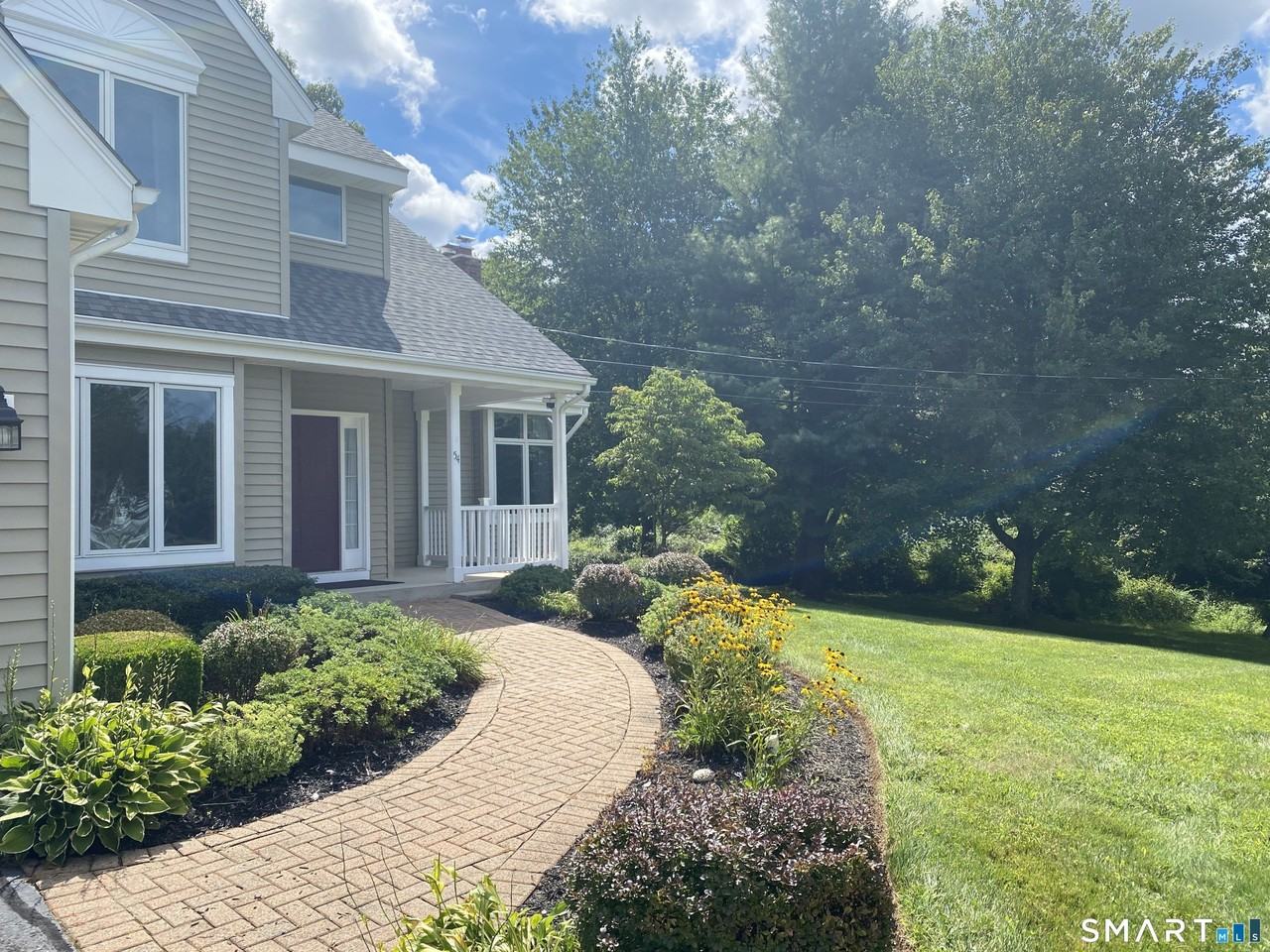 54 Winchester Dr - Photo 2 of 40