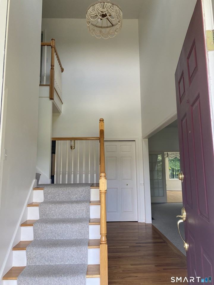 54 Winchester Dr - Photo 4 of 40