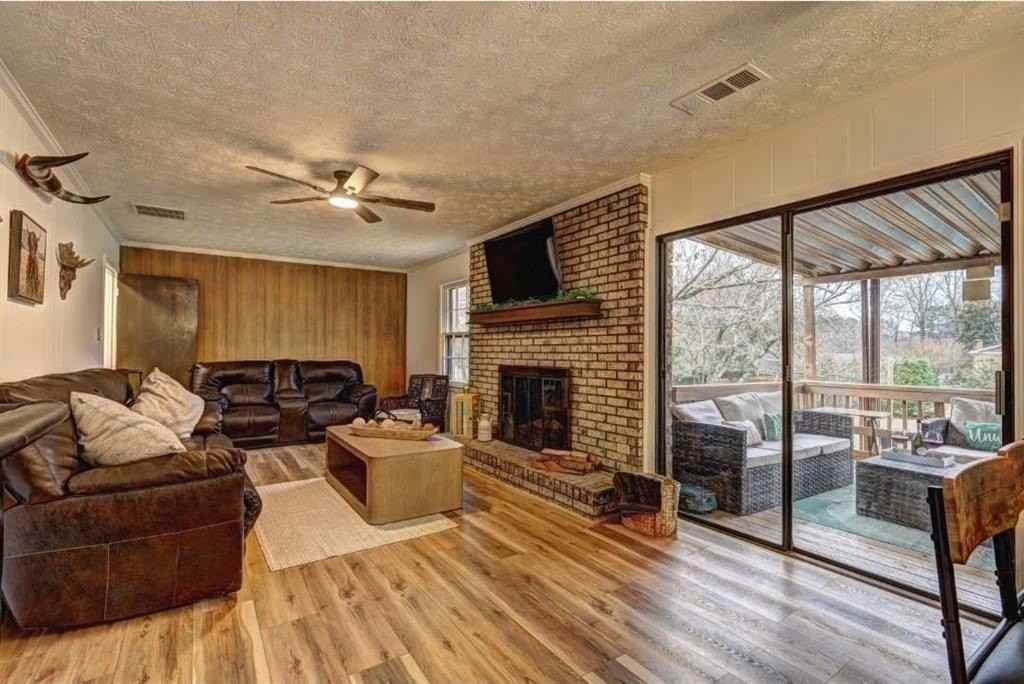 457 Castleaire Dr - Photo 3 of 27