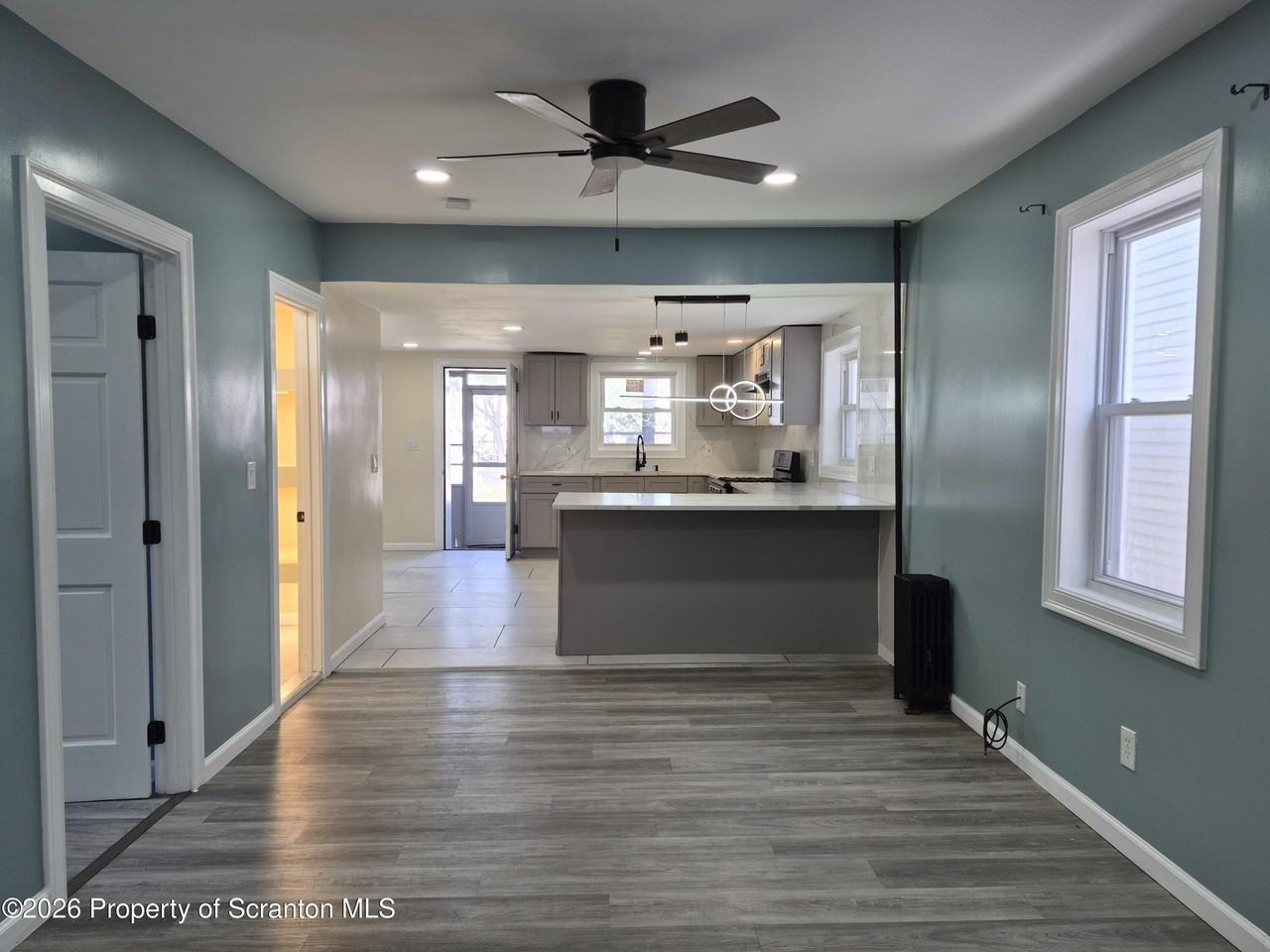556 N Main St - Photo 4 of 36