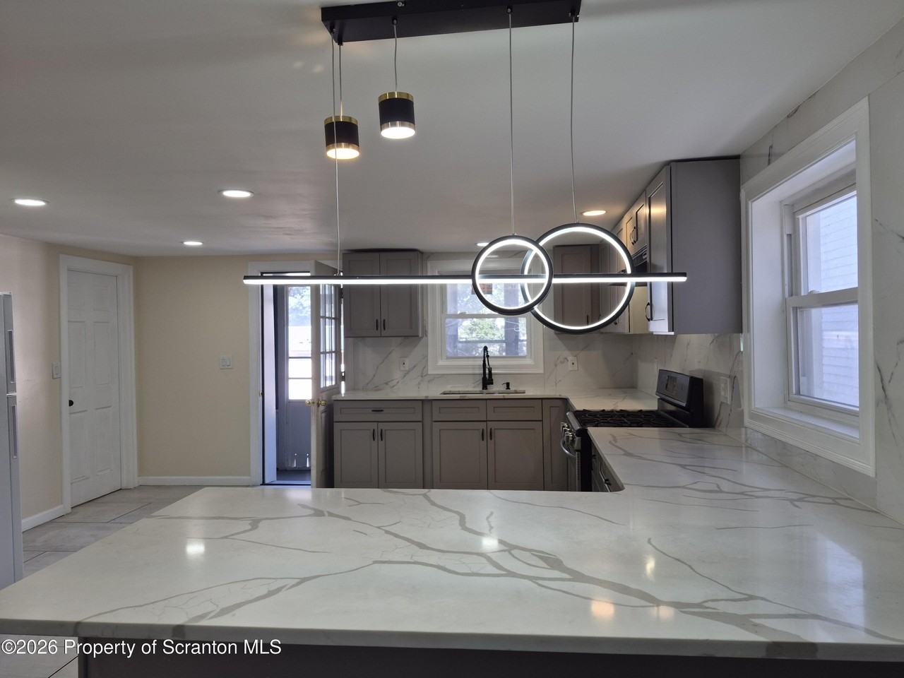 556 N Main St - Photo 5 of 36