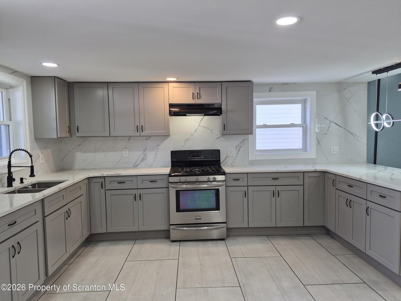 556 N Main St - Photo 6 of 36