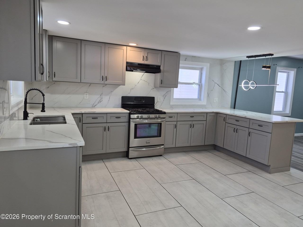 556 N Main St - Photo 7 of 36