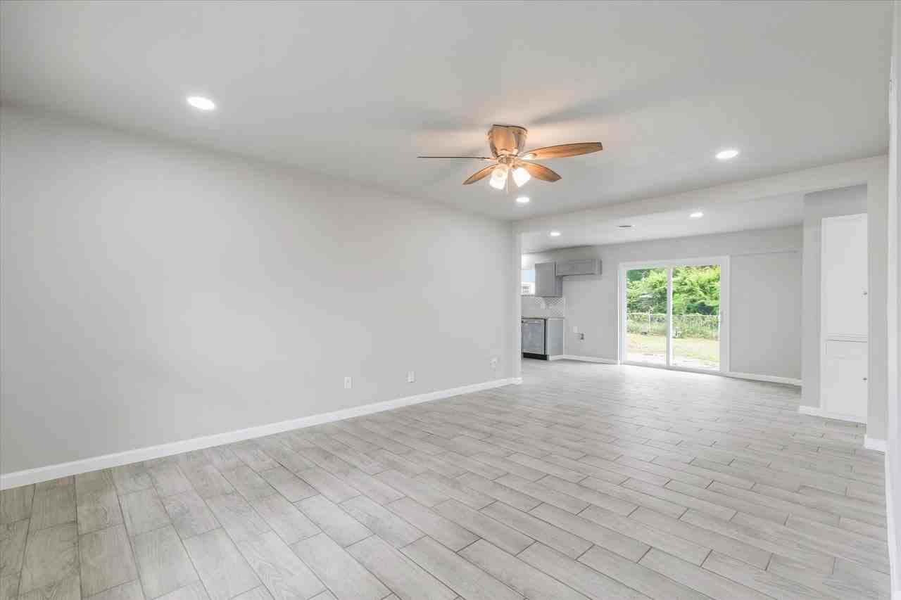 13634 Pyramid Dr - Photo 5 of 31