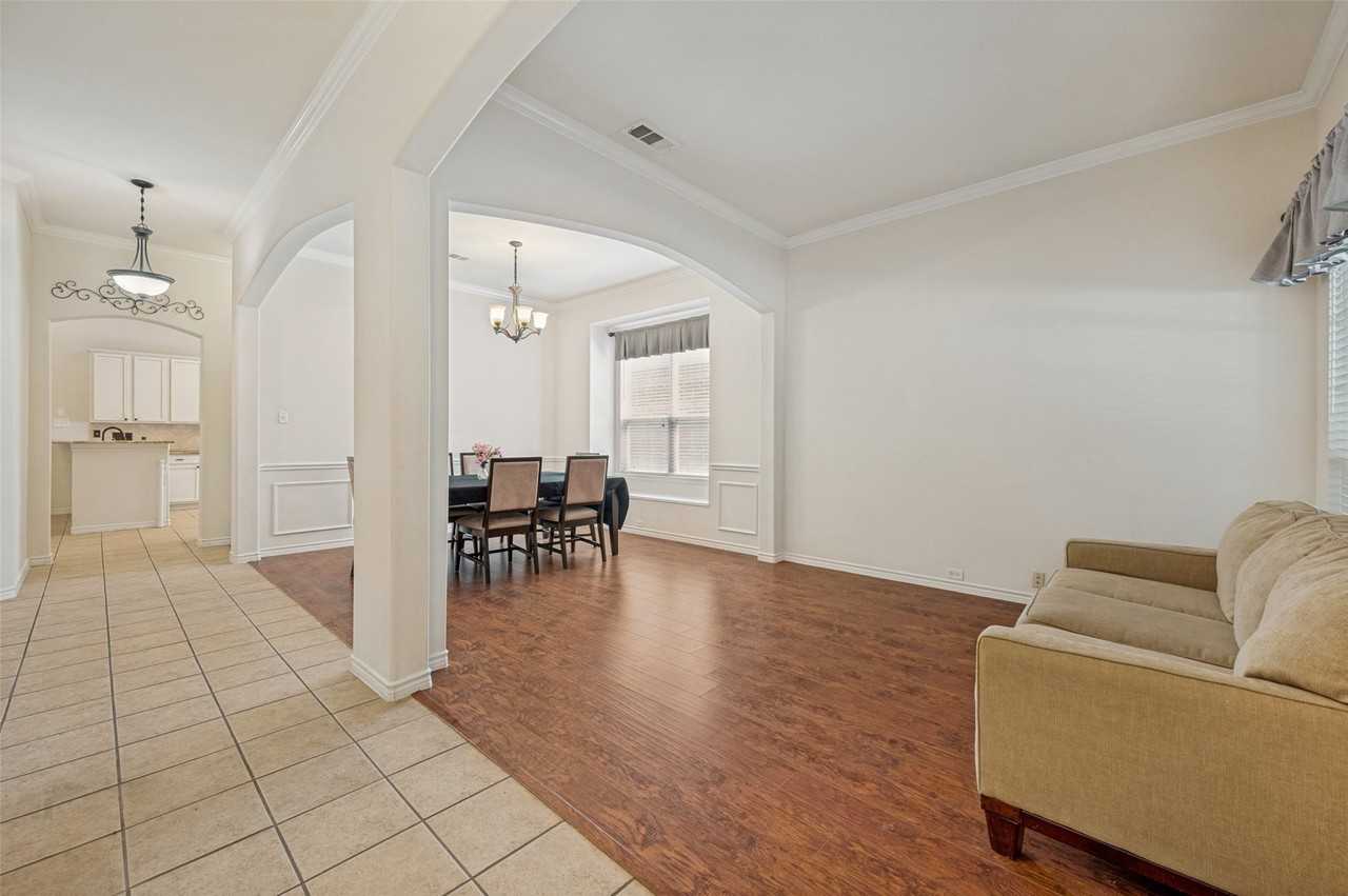 1615 Bur Oak Dr - Photo 3 of 25
