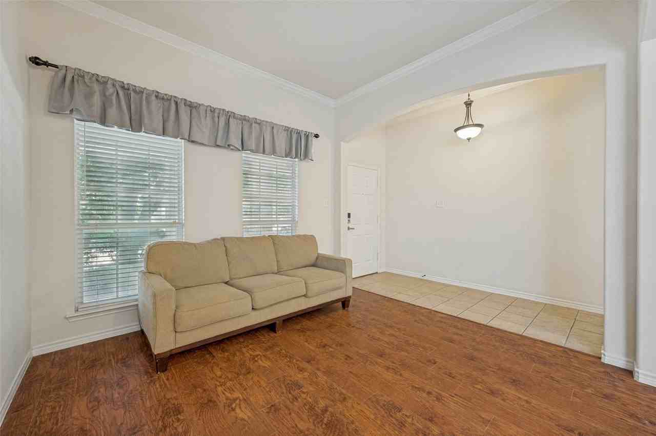 1615 Bur Oak Dr - Photo 4 of 25