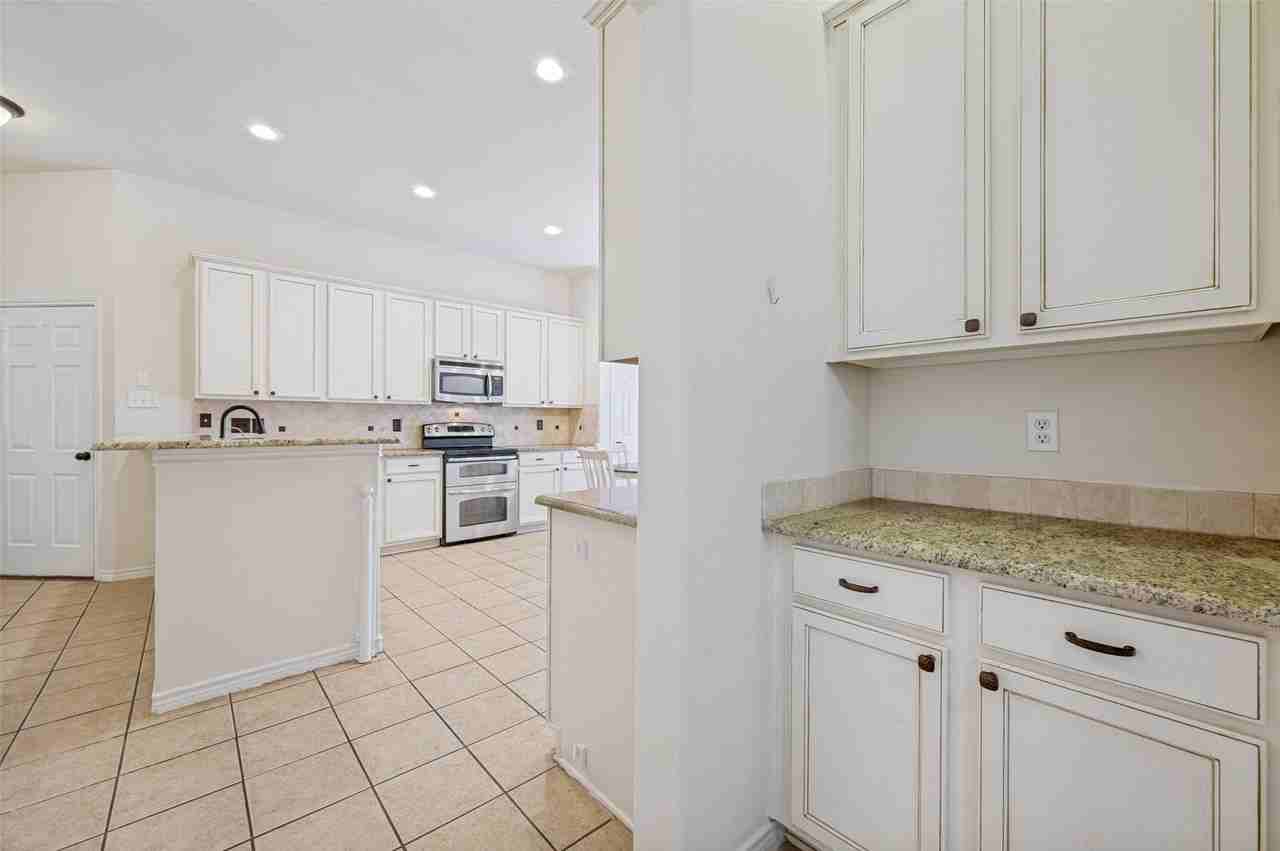 1615 Bur Oak Dr - Photo 6 of 25