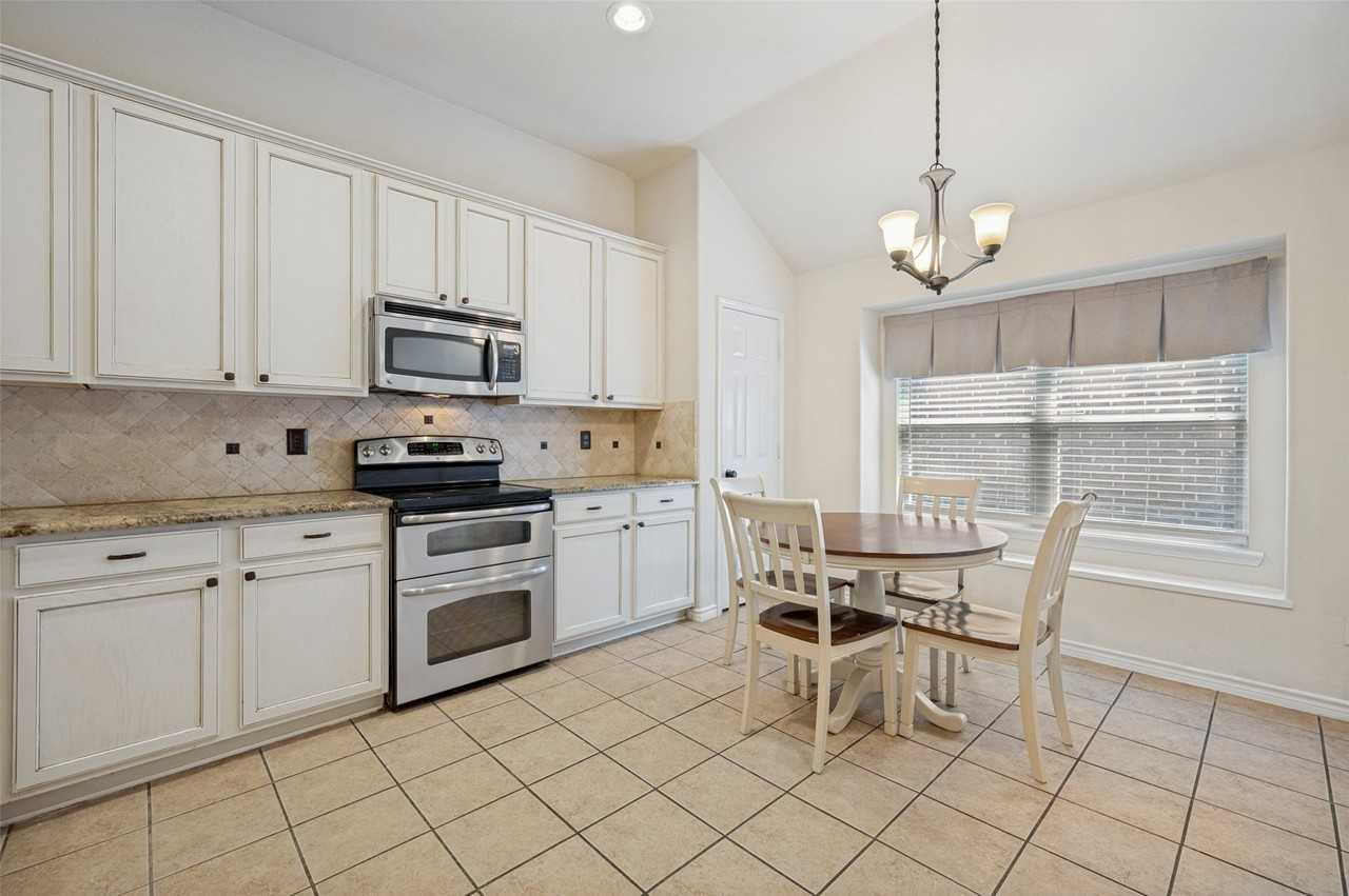 1615 Bur Oak Dr - Photo 7 of 25