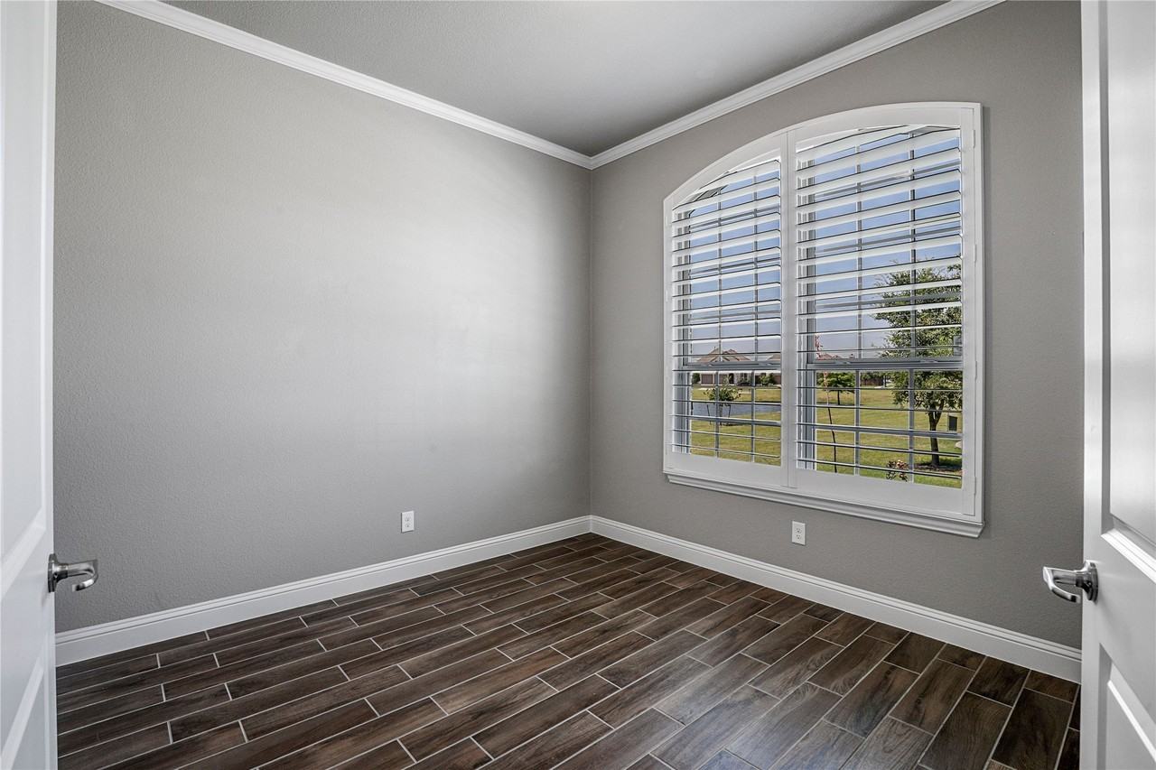 1152 Olympic Dr - Photo 3 of 20