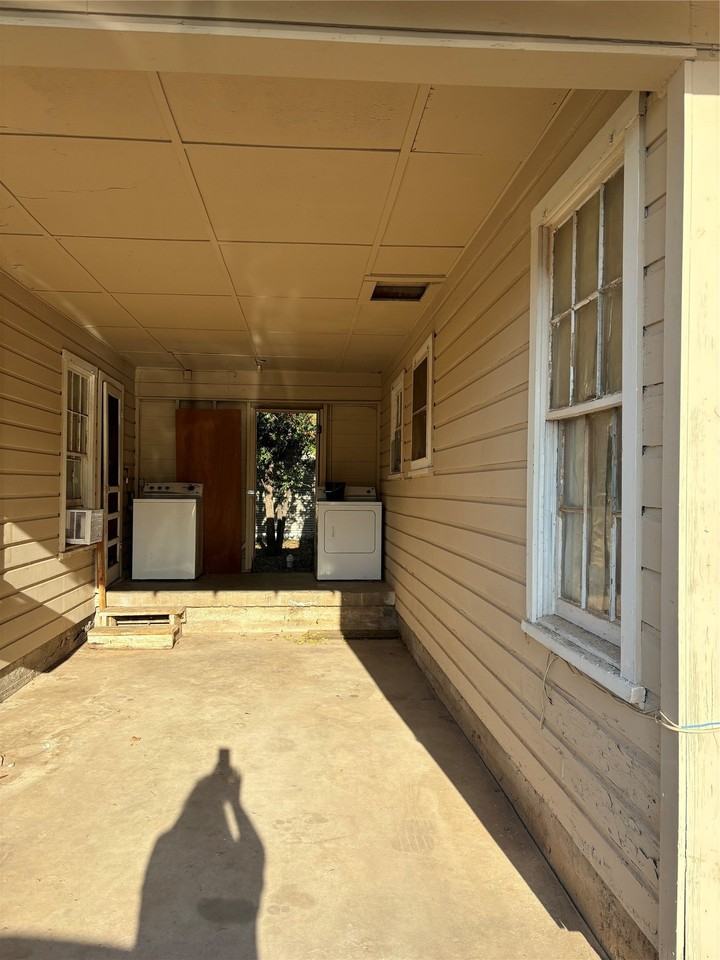1009 Beech St - Photo 2 of 16