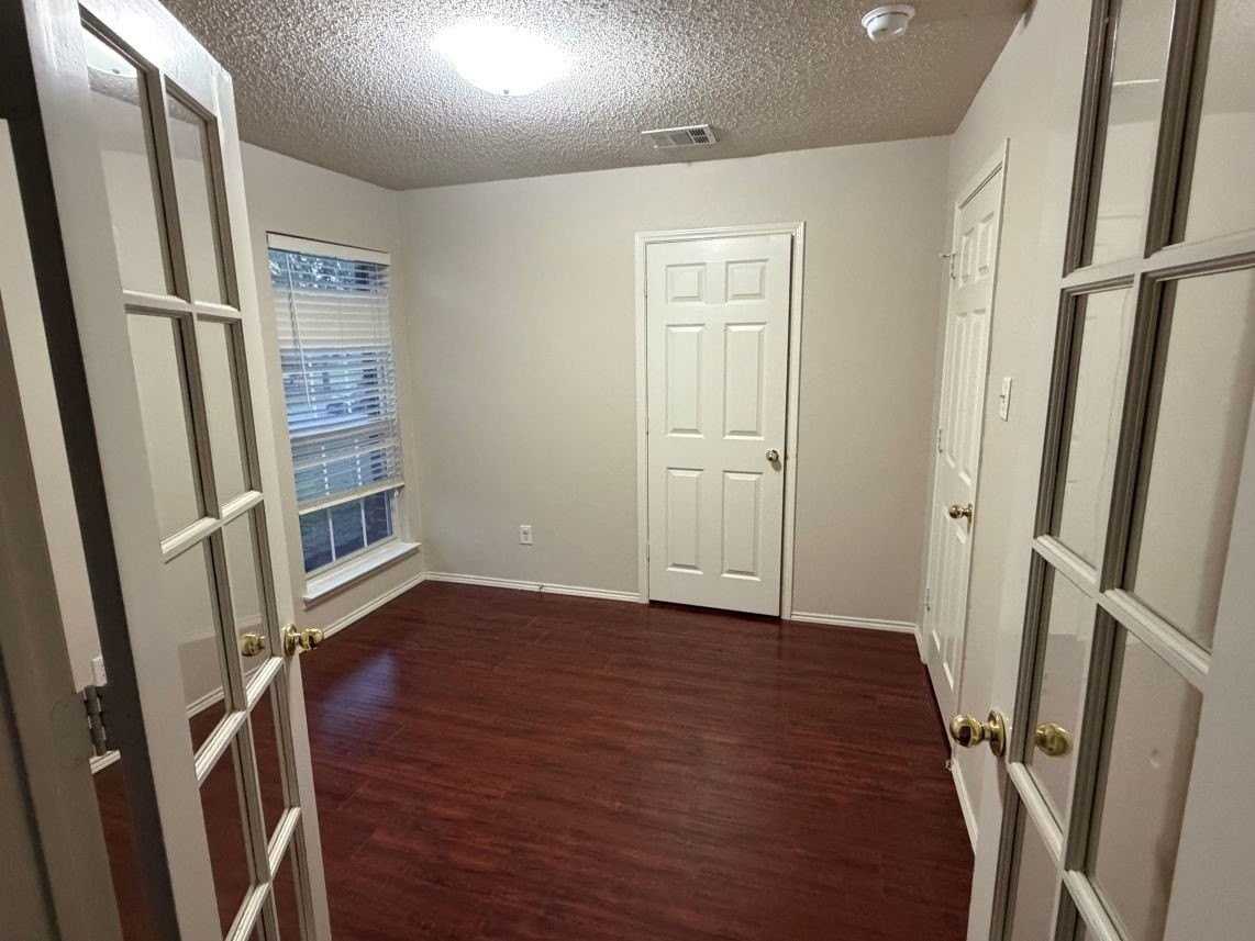 9189 Chivalry Ct - Photo 4 of 17