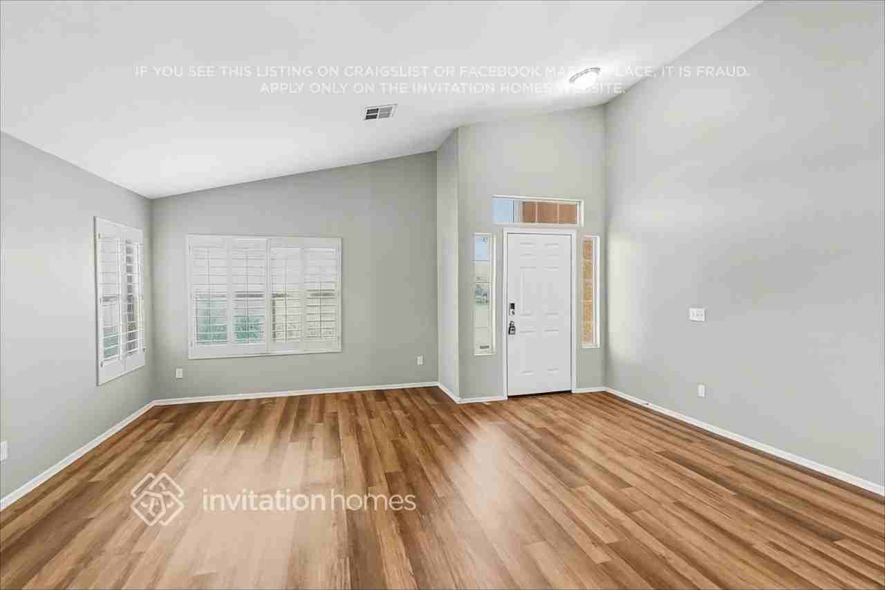 7546 W Jenan Dr - Photo 4 of 20