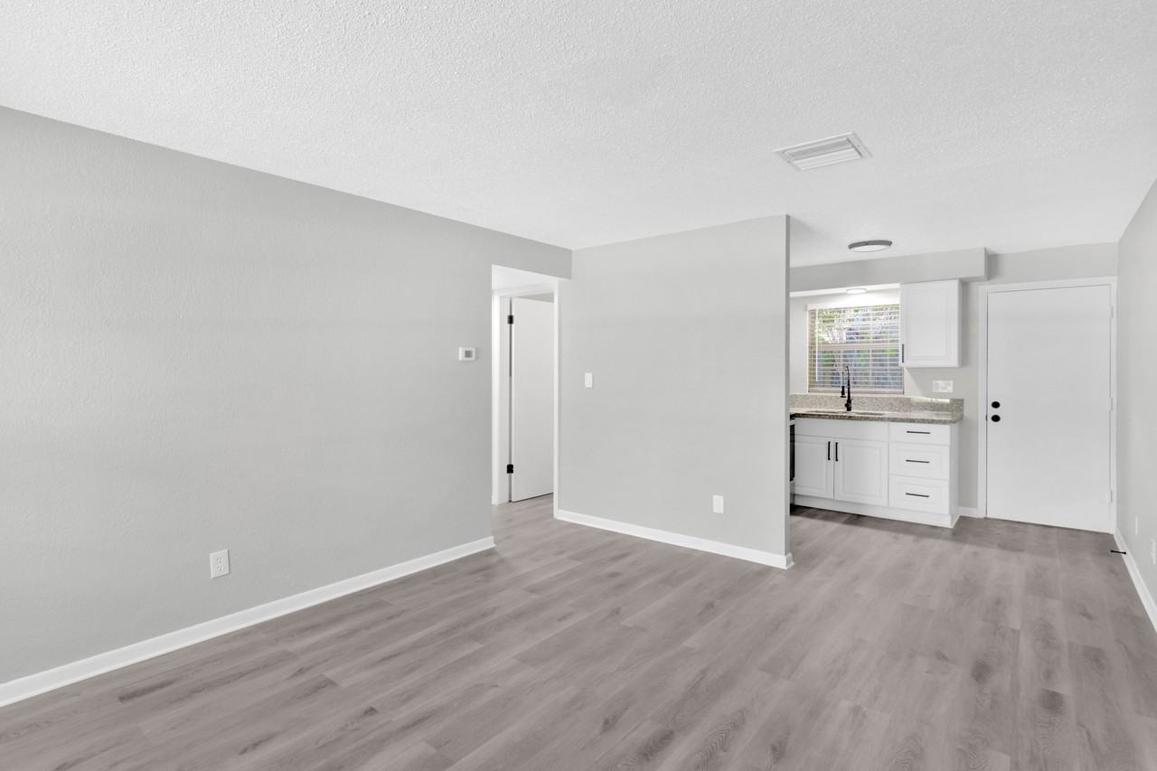 1352 Tioga Ave - Photo 3 of 13