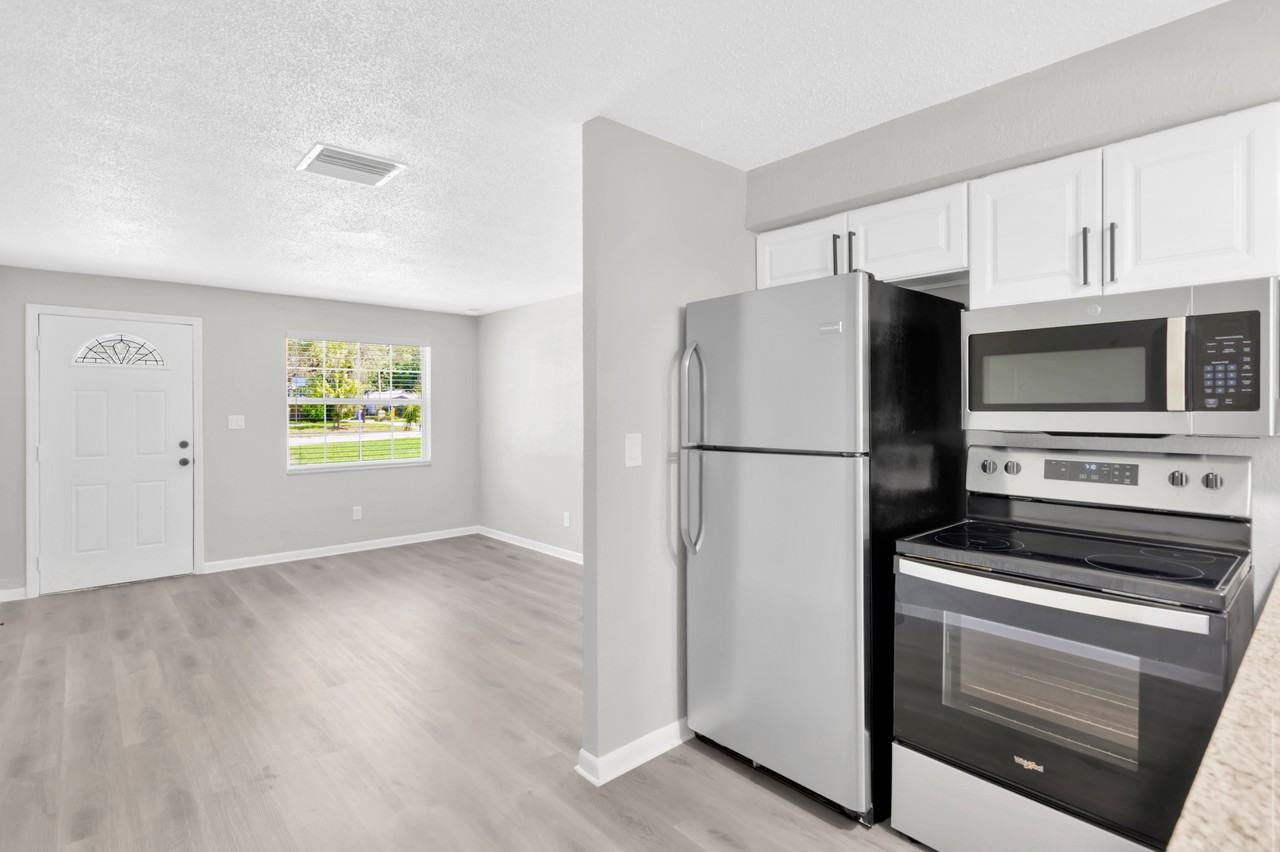 1352 Tioga Ave - Photo 4 of 13
