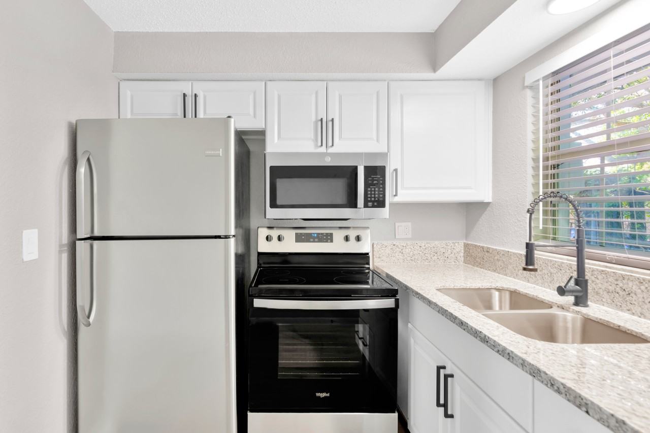 1352 Tioga Ave - Photo 5 of 13