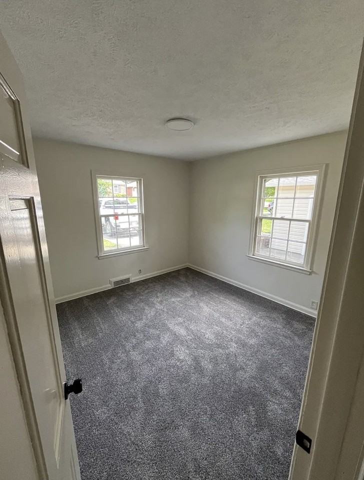 2761 S 34th St - Photo 4 of 18
