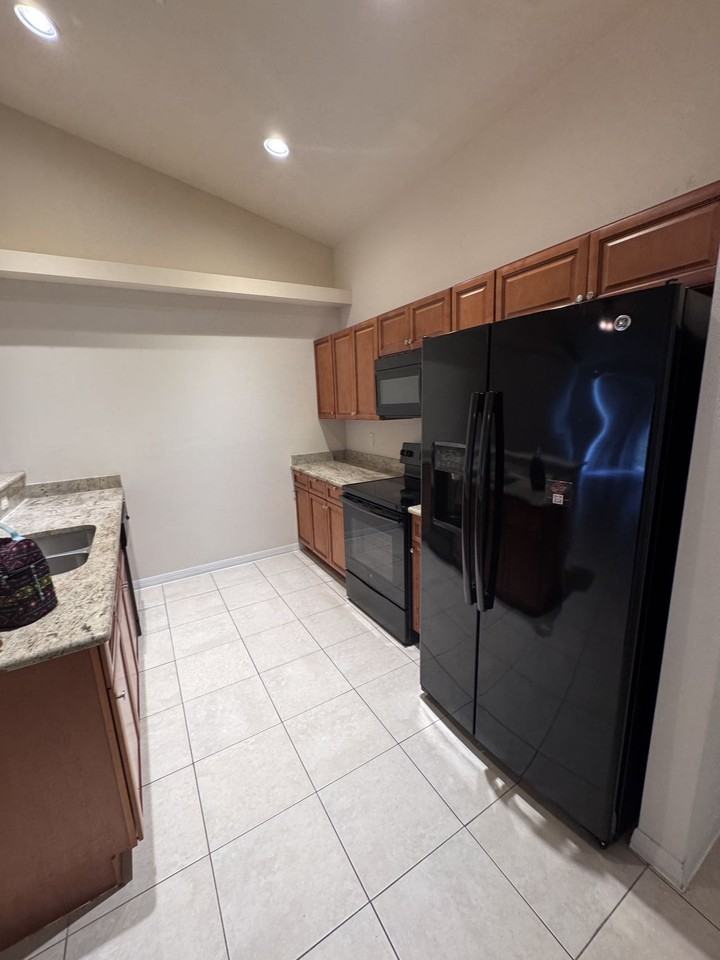1037 Se 11th Ter - Photo 2 of 11