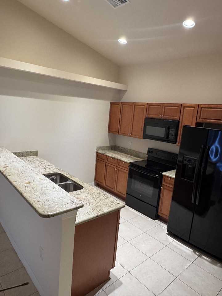 1037 Se 11th Ter - Photo 3 of 11