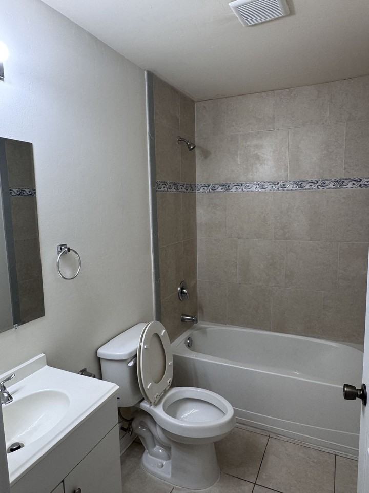 1037 Se 11th Ter - Photo 4 of 11