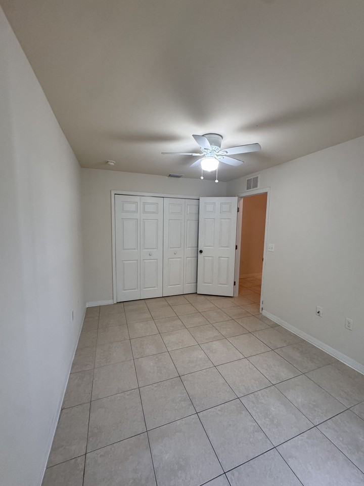 1037 Se 11th Ter - Photo 5 of 11