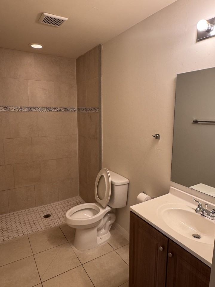 1037 Se 11th Ter - Photo 6 of 11