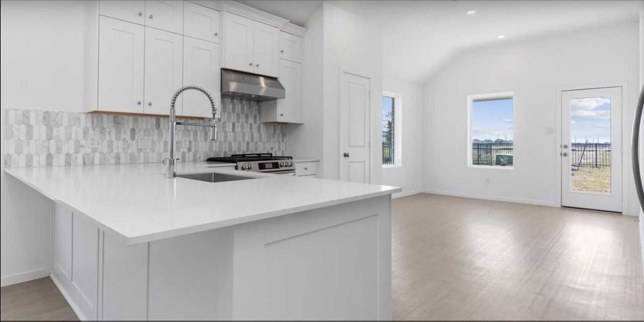 27531 Sunterra Village Dr - Photo 4 of 42