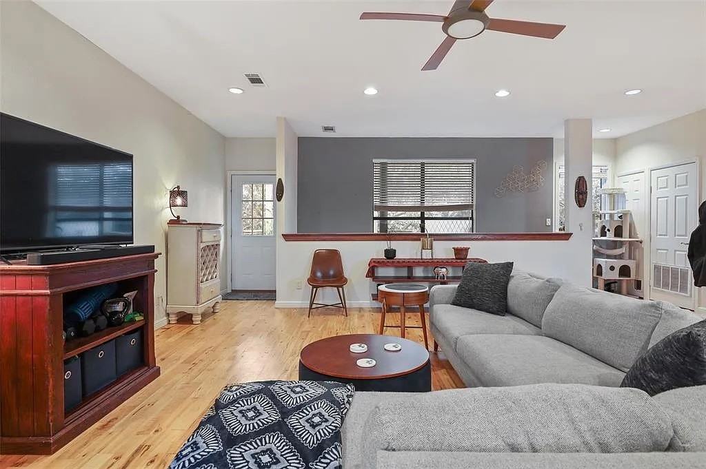 5217 Richard Ave #B - Photo 4 of 15