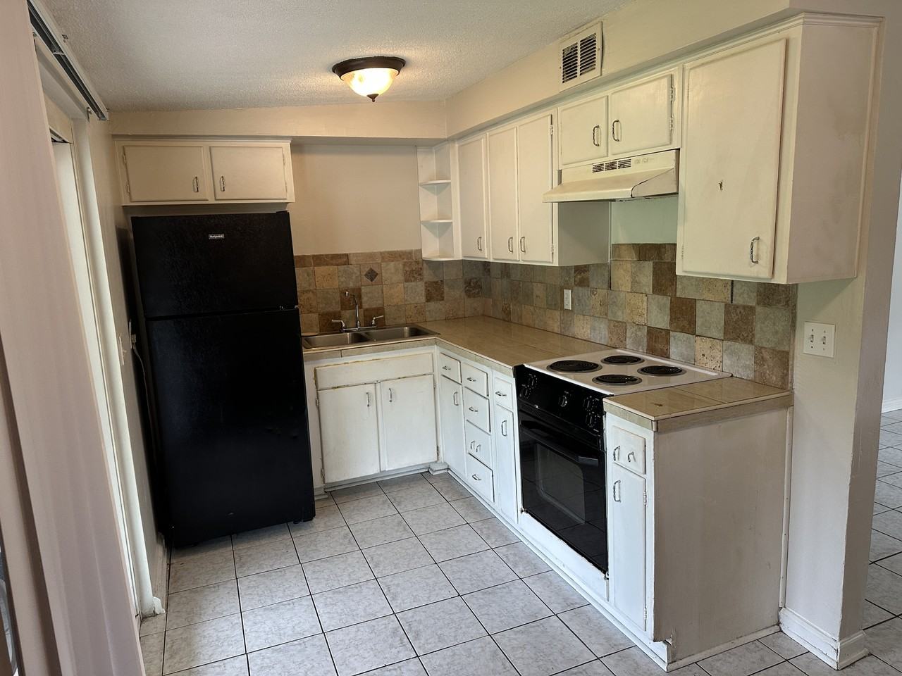 1576 W 13th St - Photo 2 of 11