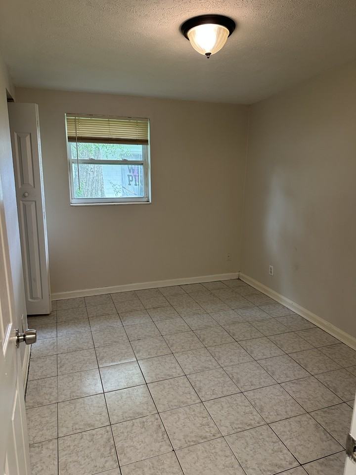 1576 W 13th St - Photo 5 of 11