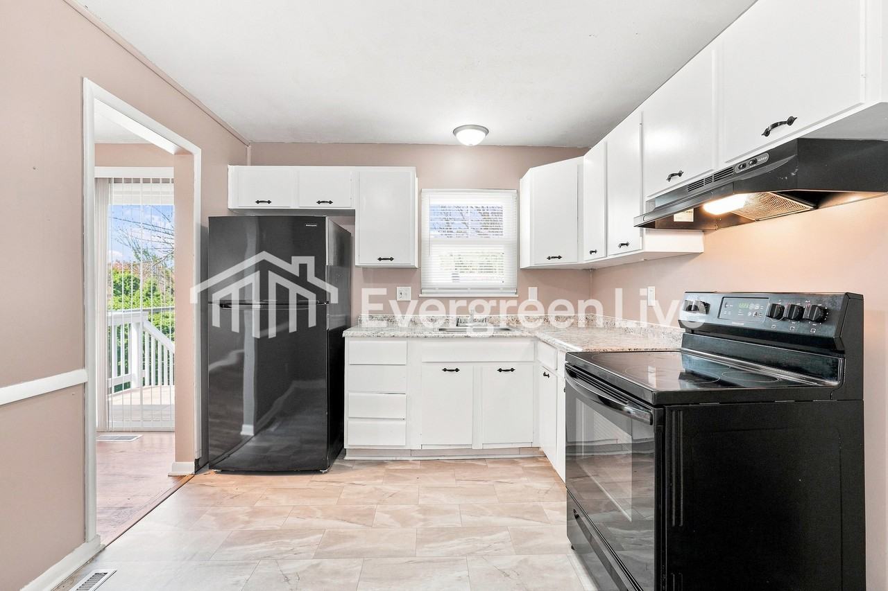 3363 Southfield Dr E - Photo 6 of 15