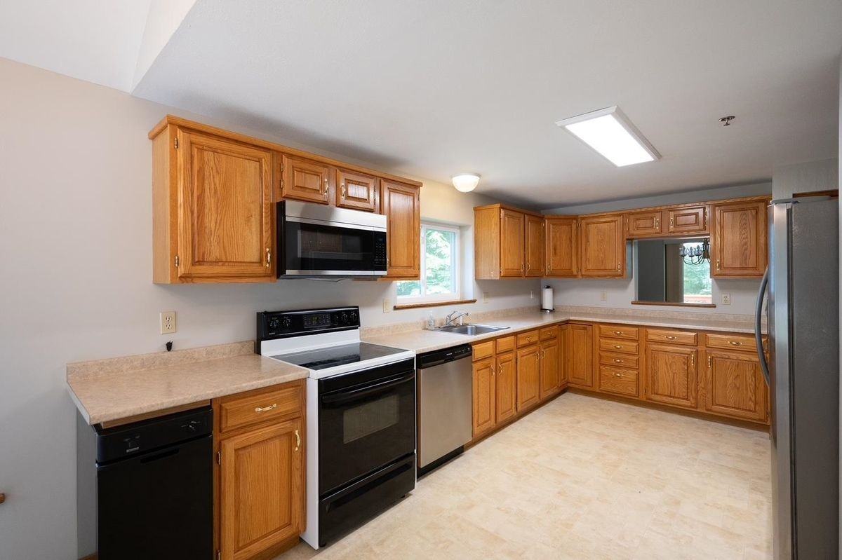 13 Bayberry Dr - Photo 3 of 23