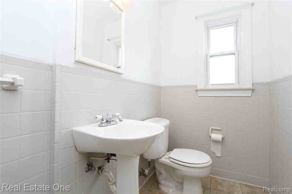1814 N Center St - Photo 5 of 15