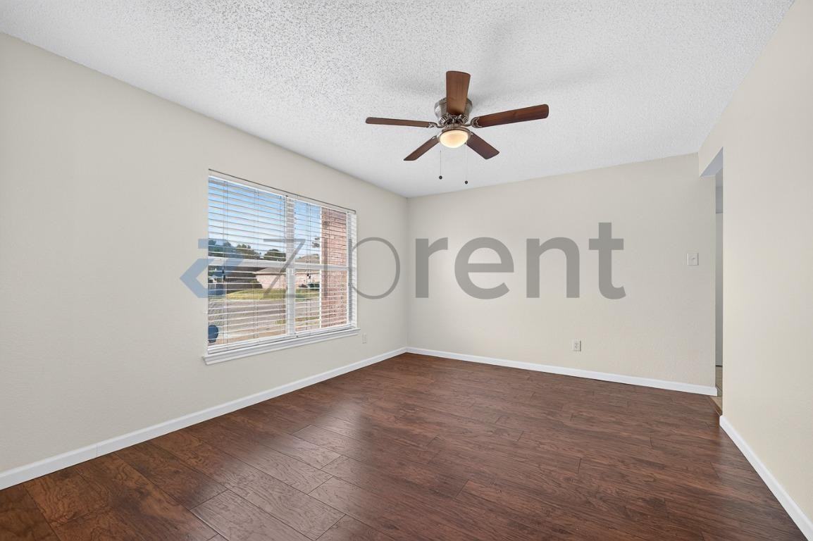 645 Gibson St - Photo 4 of 24