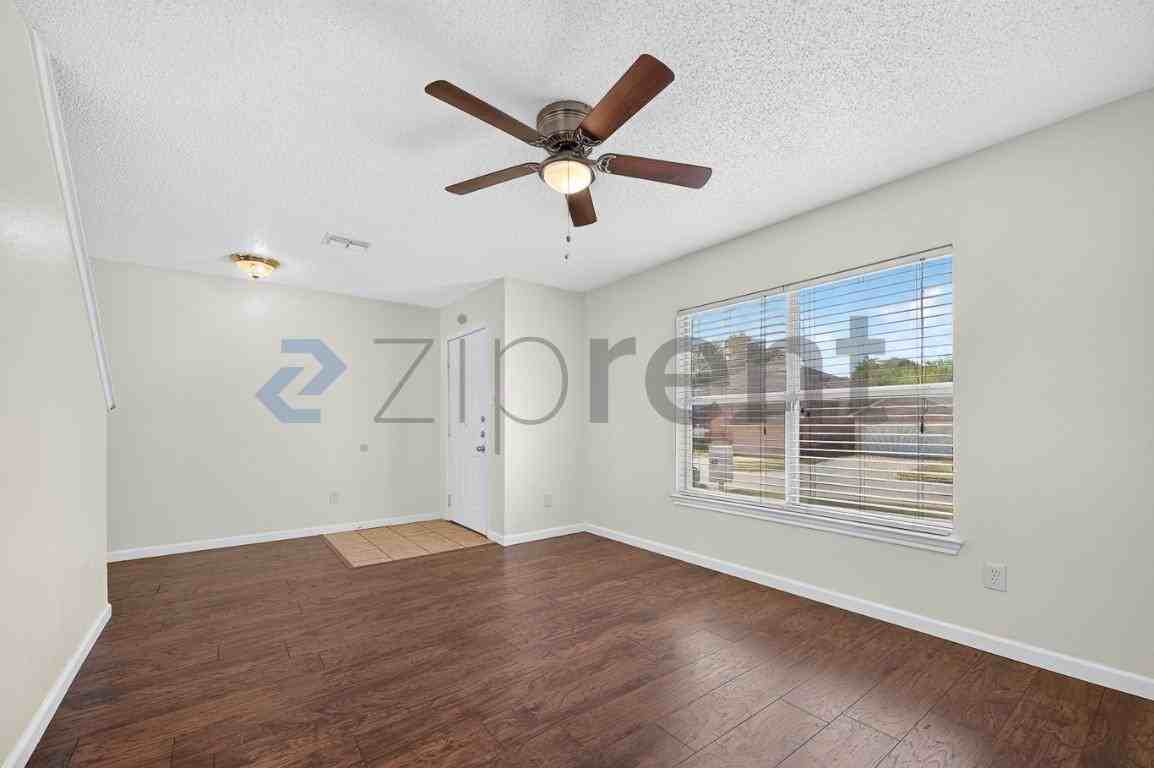 645 Gibson St - Photo 5 of 24