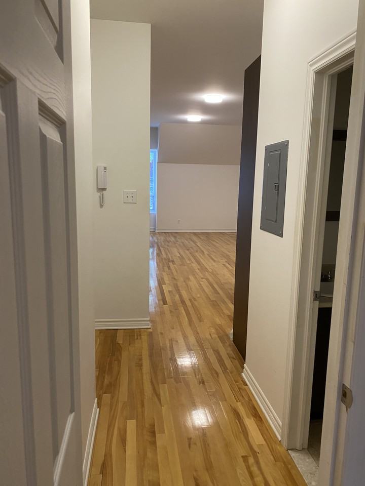 3415 Avenue Laval #2 - Photo 7 of 9